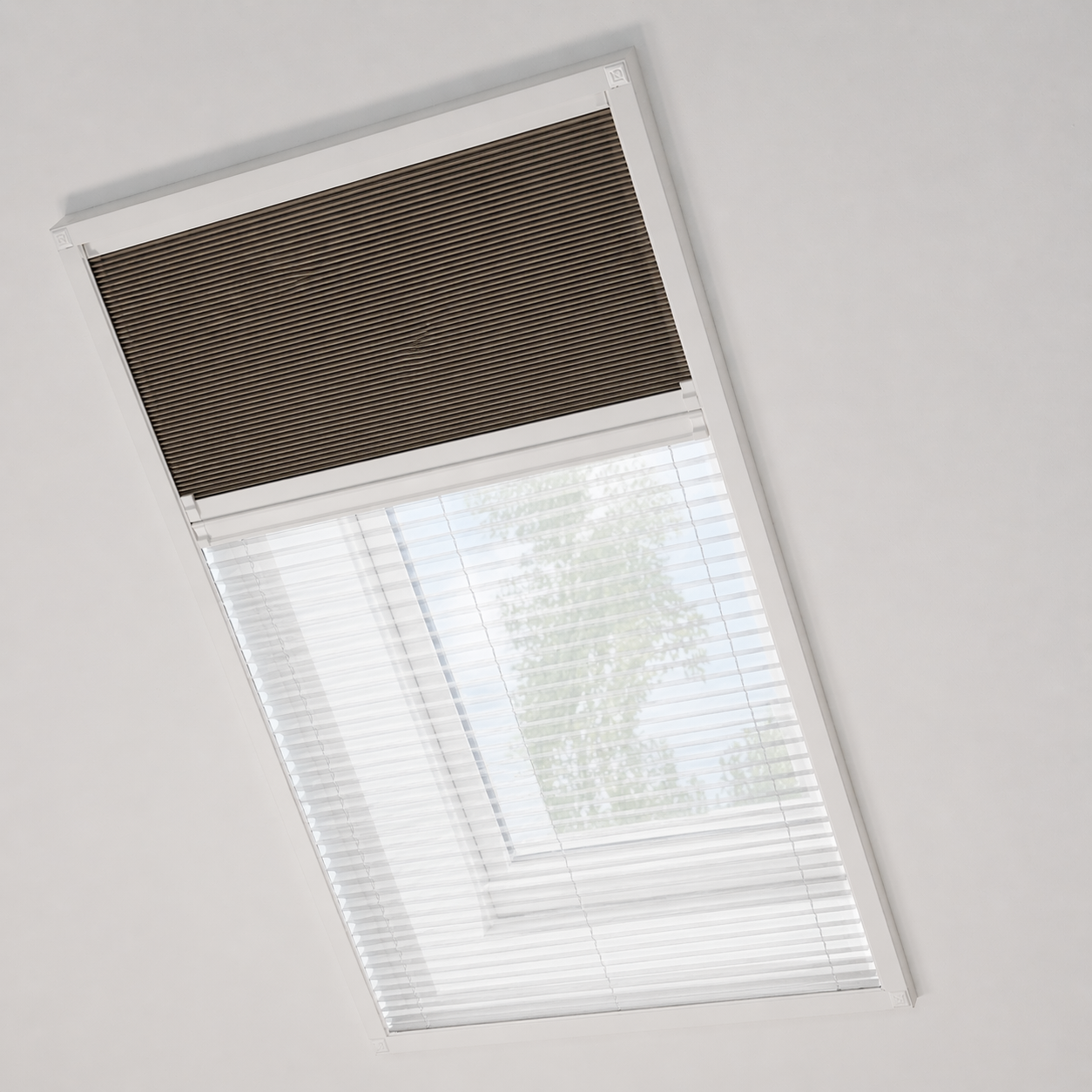 Dakgordijn® - Verduisterend Plissé + Hor dakraam gordijn 2in1 op interieur afwerking